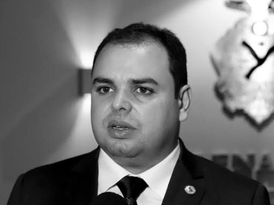 Roberto Cidade em entrevista diante de microfones